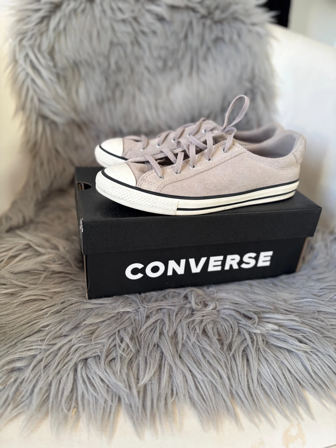 Grå Converse sneakers i mocka - 2