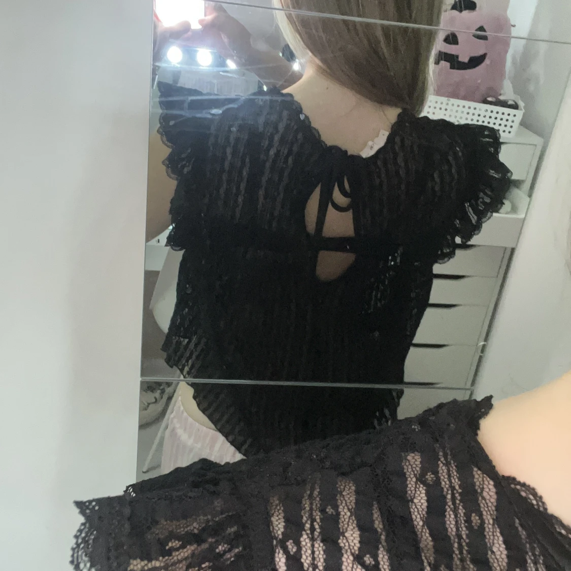 Svart spetsblus med volang från NELLY - 1