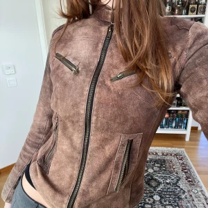 Mocka jacka - Äkta mocka jacka från Versses London som sitter tajtare, ena dragkedjan är sönder därav priset men inte man tänker på. Bra skick.