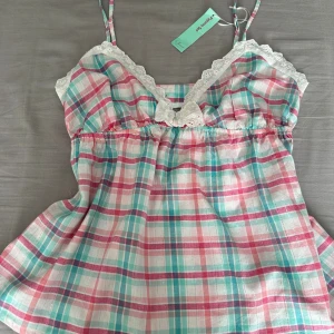 Rutig linnetopp med spets och rosett - Xl