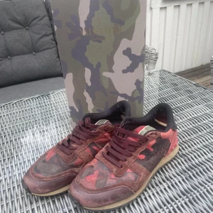 Valentino rockrunners  - Ganska välanvända, köpta för 5495kr. Bra sko att använda som beaters. Priset är ej hugget i sten för jag vill bara bli av med dom.