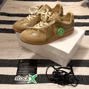 Maison Margiela Gats - Sjukt sällsynta gats från Maison Margiela i otroligt bra skick. Köpta och verifierade av StockX. Storlek 44 men passar mig som vanligtvis har storlek 43. Priset är ej hugget i sten, skriv vid frågor! (Tryck på bilderna för att se bättre!)