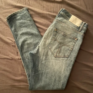 Tiger of sweden jeans - Skit snygga ljusblåa tiger of sweden jeans i fint skick. Storlek 32/32, modell: pistolero. Inga defekter förutom på fickorna (se bild 2). Priset kan diskuteras.