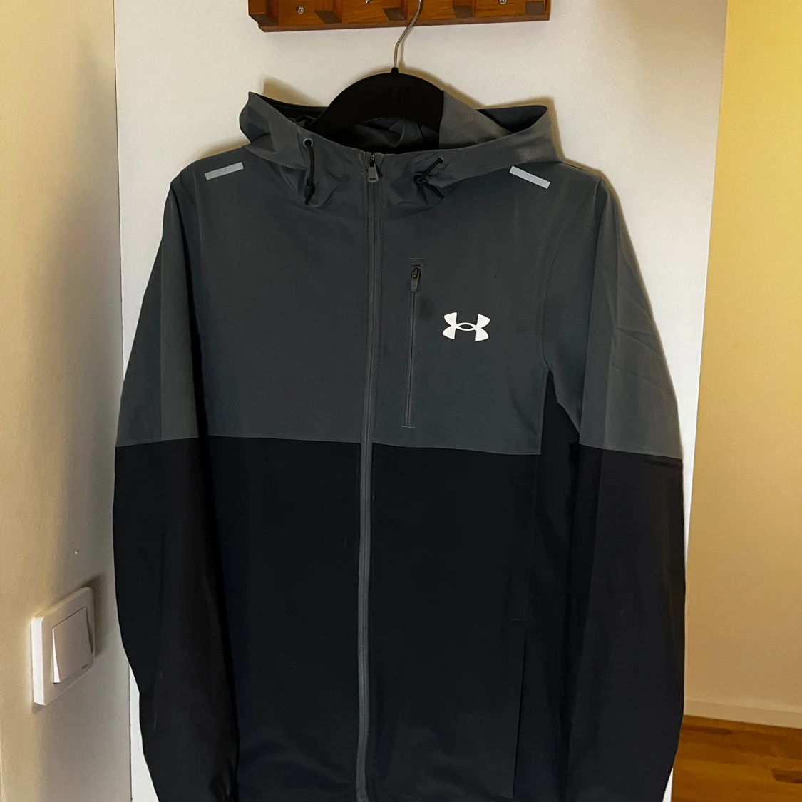 Under Armour vindjacka