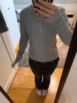 Långärmad tröja - Fin långärmad tröja med knappar upptill från Brandy Melville. Använd en gång så nästan helt ny! Onesize men passar Xs/S. Hör av er vid frågor/Prisförslag!🫶