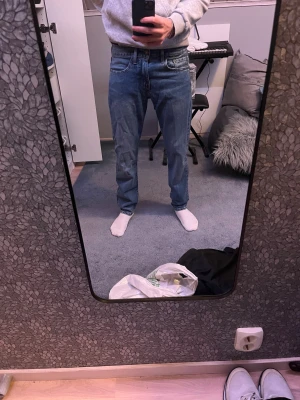 Levi's 502 blå jeans W28 L32 - Säljer ett par blåa Levi's 502 jeans. Helt nya men passade inte riktigt min stil satt säljer därför dessa för 800, köpte dem nya för 1400.  Inte använda överhuvudtaget. Har kvar påse men råkade slänga lappen så kan därför inte lämna tillbaka dem.