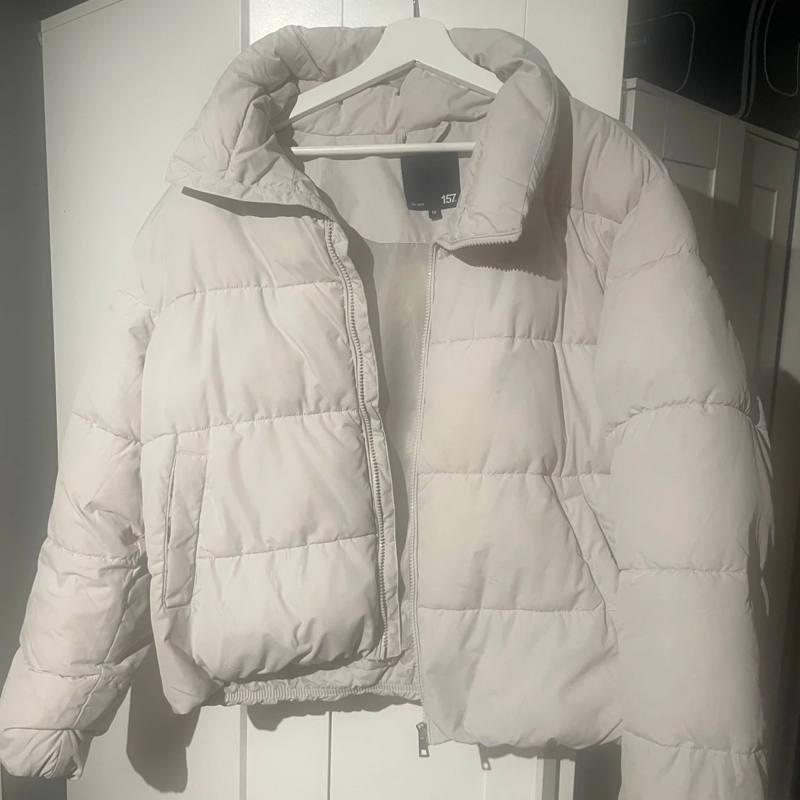 Beige pufferjacka från 157