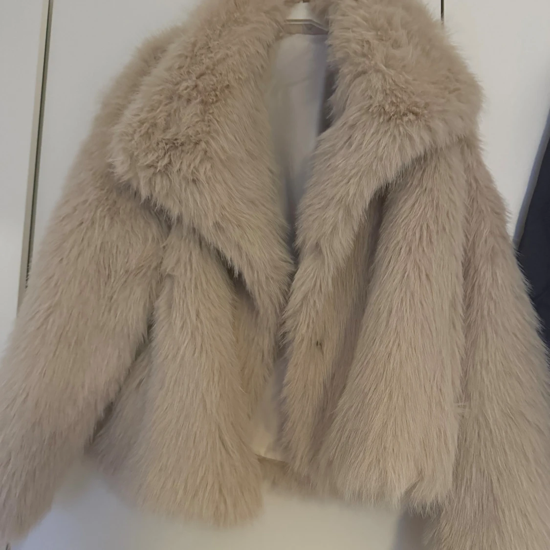 Beige fluffig pälsjacka i storlek S