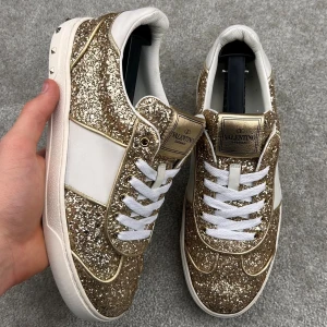 Valentino flycrew guld - Valentino flycrew guld | Skick 8/10 (Några stygn har släppt lite, samt snörena är utbytta) | Strl 37 | Pris 1799 kr | Tillbehör: Inget | Hör av dig om du undrar något!