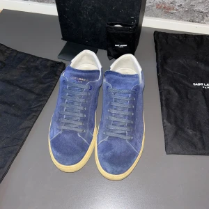 Saint Laurent sneakers - Mycket bra skick, endast lite smutsiga. Nypris ca 7000kr. Storlek 40.  Inget OG, därav priset. Skriv för mer information🤝