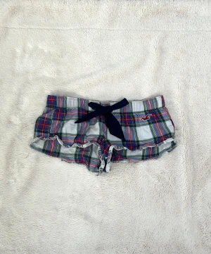 Hollister lågmidjade vintage shorts  - Ett par shorts från Hollister i storlek S. Rakt över midjemått: ca 36cm. Något nopprig vid insidan av resåren (se bild 4). Jag fraktar inom 24h. Se liknande plagg i min profil!