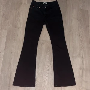 Svarta bootcut jeans från Perfect Jeans - Snygga svarta jeans från Perfect Jeans i storlek 34. Modellen har klassisk femficksdesign och bootcut-ben som ger en schysst siluett. Jeansen är tillverkade i stretchigt denim för skön passform och har en mörk ton som passar till allt.