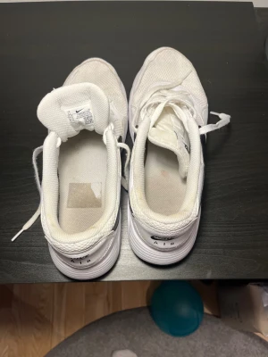 Nike air Max skor vita - Säljer mina vita Nike air Max skor i storlek EU 45. Skorna är synligt använda med små fläckar här och var men inte synliga från håll. Hör av dig vid fler frågor, pris kan diskuteras vid snabb affär.