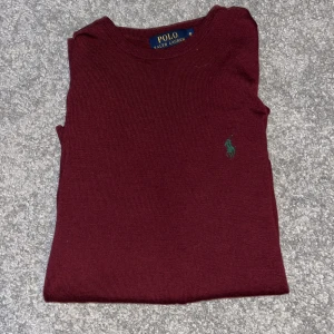 Vinröd stickad tröja Polo Ralph Lauren - Säljer en snygg vinröd tröja från Ralphlauren. Skick 8/10 har några små defekter. Slim fit passform. Frågor om defekterna eller hur den ser ut så kontaktar du😍