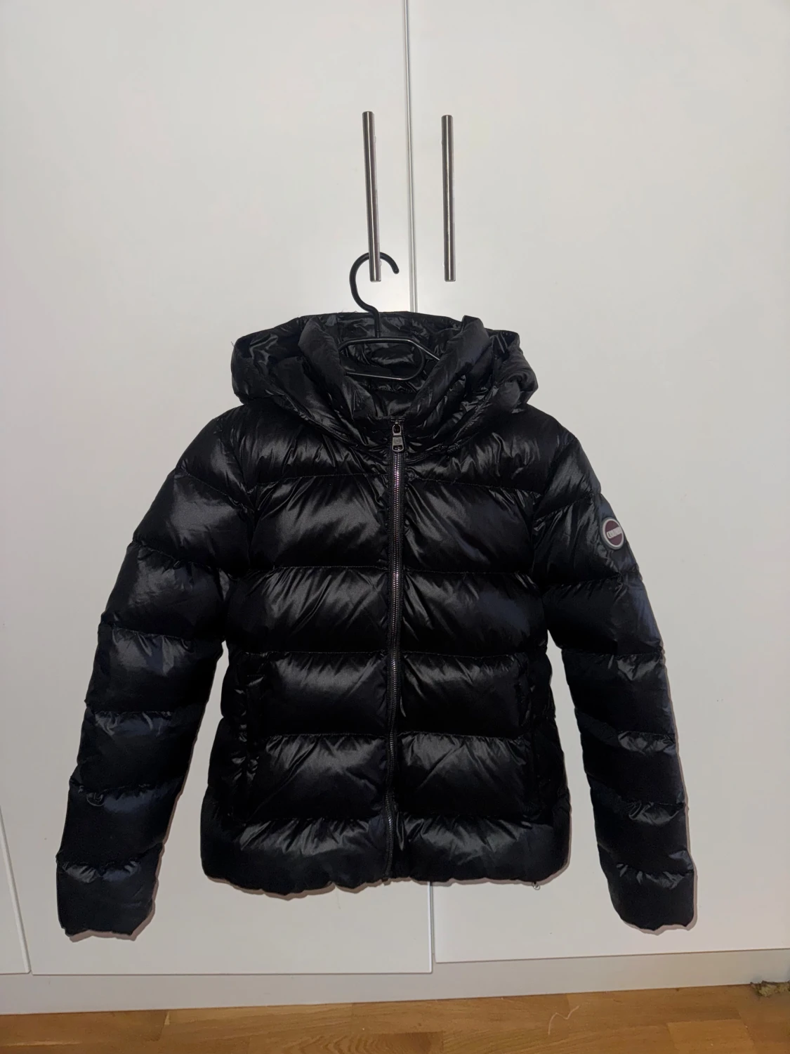 Svart dunjacka från Colmar med huva