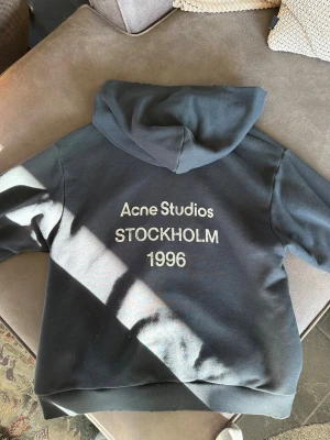 Acne Hoodie - Skön Acne Studios Hoodie som varit sparsamt använd. Utmärkt skick, distressed på luva och muffar är original från fabrik. Storlek XS men sitter extremt oversize, närmare en M i verklig storlek. Kom PM vid fler frågor!