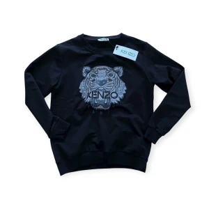 Kenzo tröja XS svart - Helt ny. Fin replika med grym kvalitet. Storlek XS. Pris: 799kr. Först till kvarn som gäller. Skickas direkt inom 24h