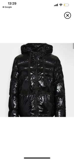 Svart pufferjacka från Guess - Svart glansig pufferjacka från Guess med huva och breda snören med logotyp. Jackan har dragkedja framtill och quiltad design som ger en cool look. Perfekt för kalla dagar och riktigt snygg till streetwear. Materialet är syntet och jackan är långärmad. Använd fåtal gånger är alltså i helt ny skick 🥰💞