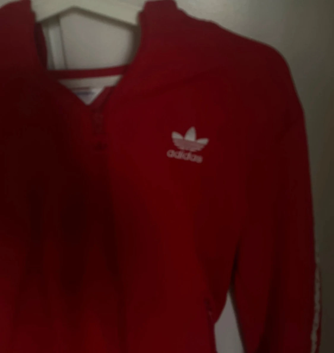 Röd vindjacka från Adidas