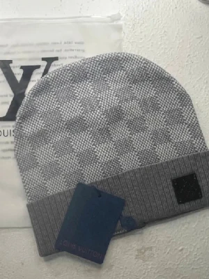 Fräsch mössa - Riktigt fräsch mössa som passar perfekt nu till vintern! Boxen medföljer vid köp och skickas samma dag som köper görs.