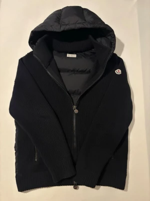Moncler Cardigan - Svart - Tjena! Säljer denna riktigt feta moncler cardiganen. Säljs då den inte används. Pris kan diskuteras vid snabbatfar. Storlek S/M - passar ifrån 170-180 Kontakta vid intresse