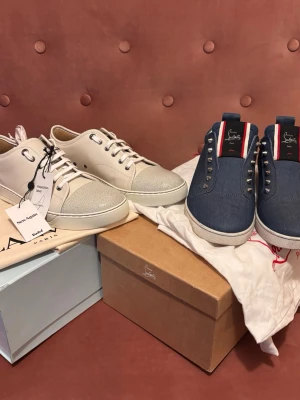 Christian Louboutin och Lanvin combo - • Ett par Louboutin F.A.V Fique A Vontade Sneakers i en fin blå färg, skick 8/10 (knapp heeldrag, utan mer smuts som rengörs vid köp), og all, nypris 9500kr, storlek 42 (passar till 43).    • Lanvin cap toe (limited edition modell) fin grå och vit färg, skick 10/10 (aldrig använda), og all med äkthets verifiering av vinted, nypris ca 5000kr, storlek 42 (passar till 43,5). ✌🏼skriv vid minsta fråga, men detta är en steal och de är först till kvar på denna! Tar fair prisförslag!
