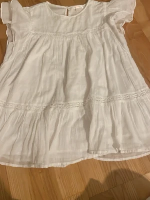 Somrig vit blus  - Vit blus från Gina tricot i storlek 158/164. Super fin till en sommardag ihop med jeans eller kjol! Knappt använd då den är förstor för mig 