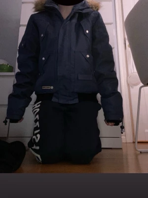 Y2k vinter jacka  - Säljer en y2k vinter jacka från Vera Moda varm perfect för kalla vinterdagar och har många fickor och fuskpäls på luvan(är i storlek L men passar mig som oftast bär xs-s) lite lång i ärmarna dock men de håller händerna varma.både dragkedja och kardborreband och en pälsen på luvan går att ta av, skriv om du har frågor.