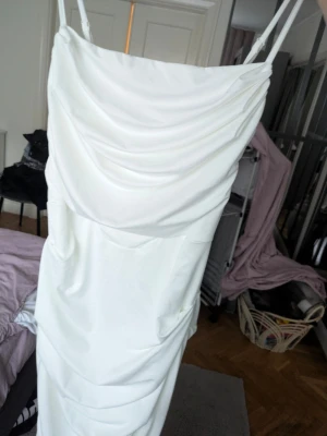 Vit långklänning  - Nyskick då den använts bara ett par gånger 