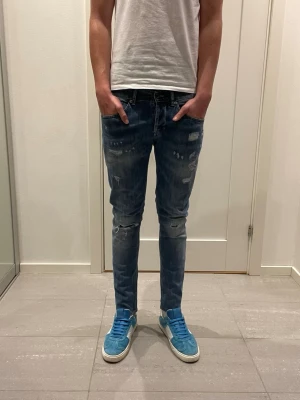 Dondup George Jeans  - Säljer nu dessa Dondup George Jeans med snygga slitningar i populär design, skriv för fler bilder/frågor🙌🏼