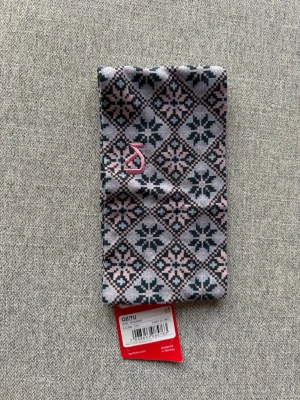 Mönstrad pannband från Kari Traa - Säljer ett snyggt pannband från Kari Traa med klassiskt nordiskt mönster i rosa, grått och svart. Perfekt för kalla dagar och träning utomhus. Mjukt material som sitter skönt runt huvudet och har en broderad logga framtill.