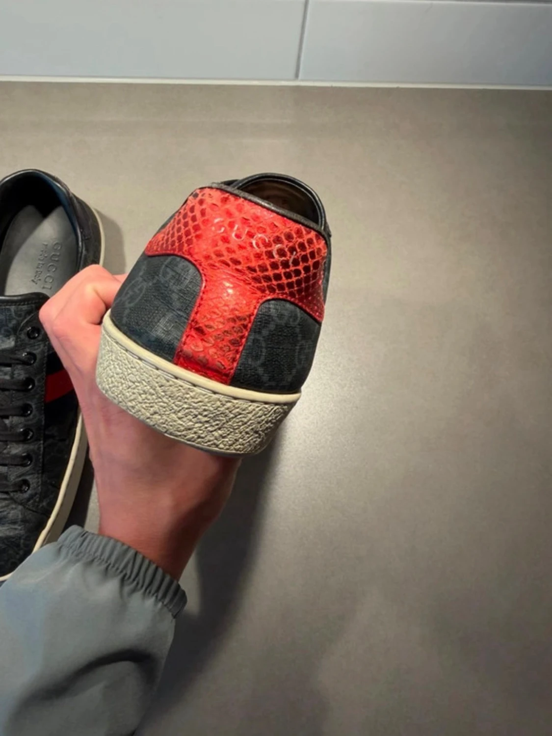 Gucci sneakers med röd och blå detalj - 2