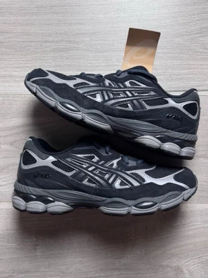 Asics gel nyc - Ett par Asics gel nyc skor som säljs då jag inte använder dem, Väldigt fint skick. | Storlek 42,5