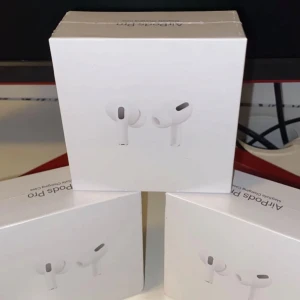 AirPods Pro - Först till kvarn. Säljer AirPods Pro med MagSafe-laddningsetui. enheter i förpackning, obrutna och i nyskick. Aktiv brusreducering, transparensläge och hög ljudkvalitet. Perfekt för både musik och samtal. 
