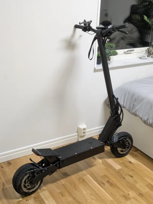 Kukirin G2 🩶 - (Täby) (laddare medföljer) säljer elsparkcykeln då den inte kommer till användning längre, bra scooter för daglig oändlig till jobbet eller skolan.   Den har rullat 1250km när annonsen publiceras (1 jan 2025).Har mer bilder i galleriet om någon är intresserad.   Har arbetat på den lite, gav den svart färg av sprayfärg vilket gav den en snygg mytisk "look". Bytte till 2 punkteringsfria däck så behövs inte oroa sig på att få punka! Nya handtag och lite annat. För mer info//bilder kontakta. Mvh 💸😁 