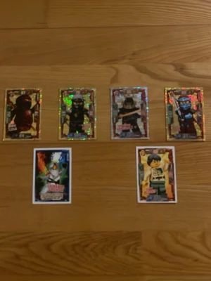 Ninjago tradingcards  -  Samlarkort med LEGO Ninjago-karaktärer som visas. Med NRG Cole som är ett ganska ovanligt kort att hitta!