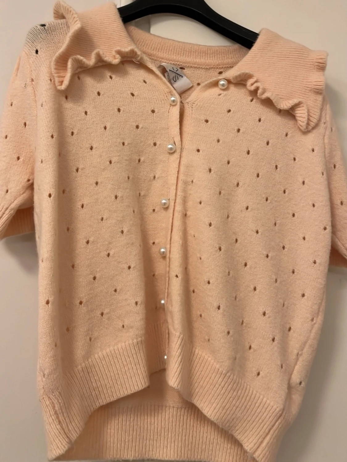 Beige kofta med pärlknappar och volangkrage