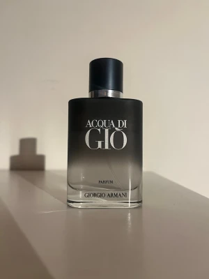 Acqua di Giò Parfum - Riktigt fet parfym, vill köpa ny parfym så säljer denna. 50 ml flaska varav 60% är kvar.