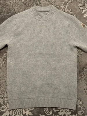 Moncler Tröja - Fin stilren stickad Moncler tröja med diskret logo på armen, passar alla tillfällen använd en gång helt ny, pris kan diskuteras vid snabb affär.