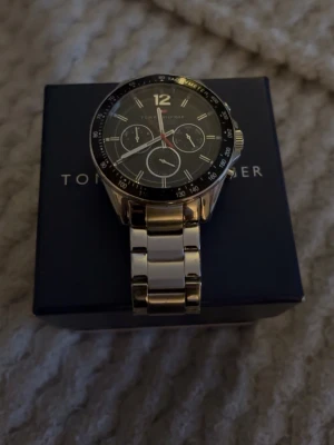 Tommy Hilfiger klocka   -  Extensions band finns med ,visar en klocka från Tommy Hilfiger, skön i vardagar eller jobb, eller speciella tillfällen 