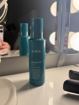 CAIA Volume Boost Root Lift  - CAIA Volume Boost Root Lift är en volymspray för håret. Ungefär halva är kvar men den kommer inte till användning längre så därför säljer jag den. Hör gärna av dig vid frågor❤️ nypris: 225 kr