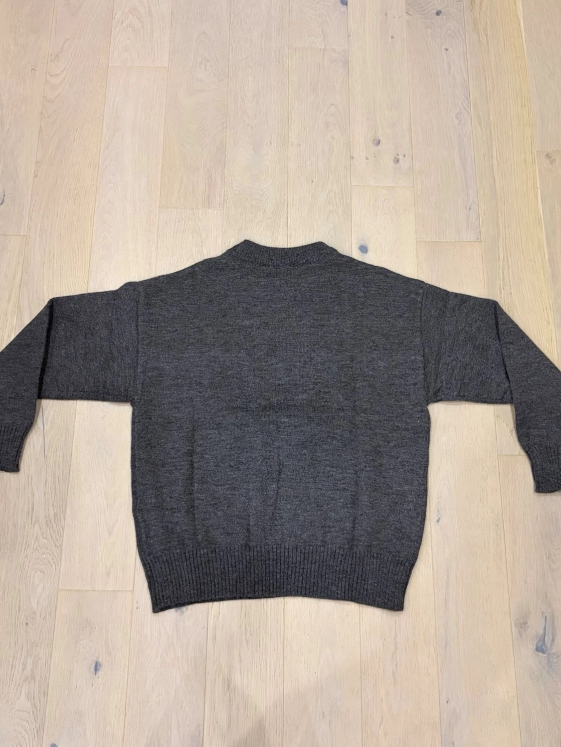 Grå stickad tröja från Ami - 1