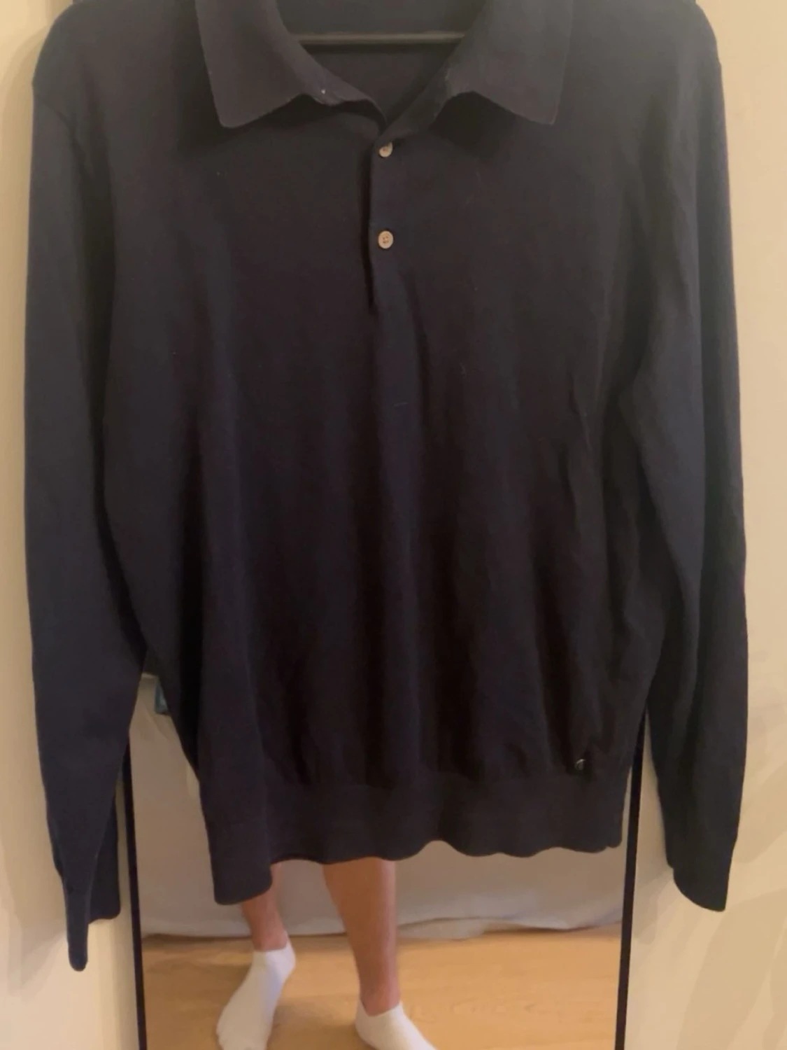 Mörkblå pikétröja från Lagency