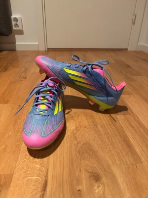 Adidas f50 pro - Hej! Säljer nu mina nya fotbollsskor. De är ett par Adidas f50 i storlek 44. Har aldrig använt dem, de är helt nya. Kontakta mig vid frågor eller fler bilder. OBS PRISET KAN DISKUTERAS!