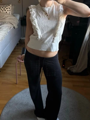 Vit ärmlös topp med volangdetaljer - Suuuupersöt topp med volandetaljer!!