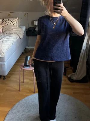 Mörkblå blus - Supersöt blus med broderi!!