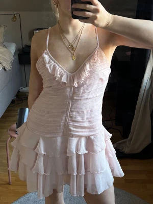 Ljusrosa volangklänning - Supersöt ljusrosa kortklänning!!