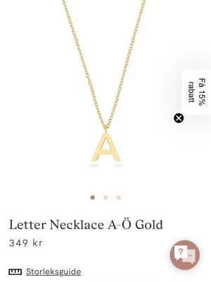 Ett guld halsband i bokstaven A från Edblad  - Ett jättefint naturligt halsband i guld från märket Edblad. Halsbandet har bokstaven A på sig. Ny pris: 349 och mitt pris: 285. Halsbandet köptes här om dagen och används två gånger och säljer pga av att ja ska byta till silver smycken. Hör av er för frågor. 