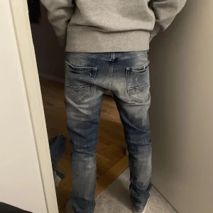 Replay Anbass jeans med slitningar🤩 - Tja, säljer demma riktigt snygga replay anbass jeansen, dem är i topp skick och riktigt sköna!! Släng i väg ett meddelande för mer bilder eller andra funderingar🥂