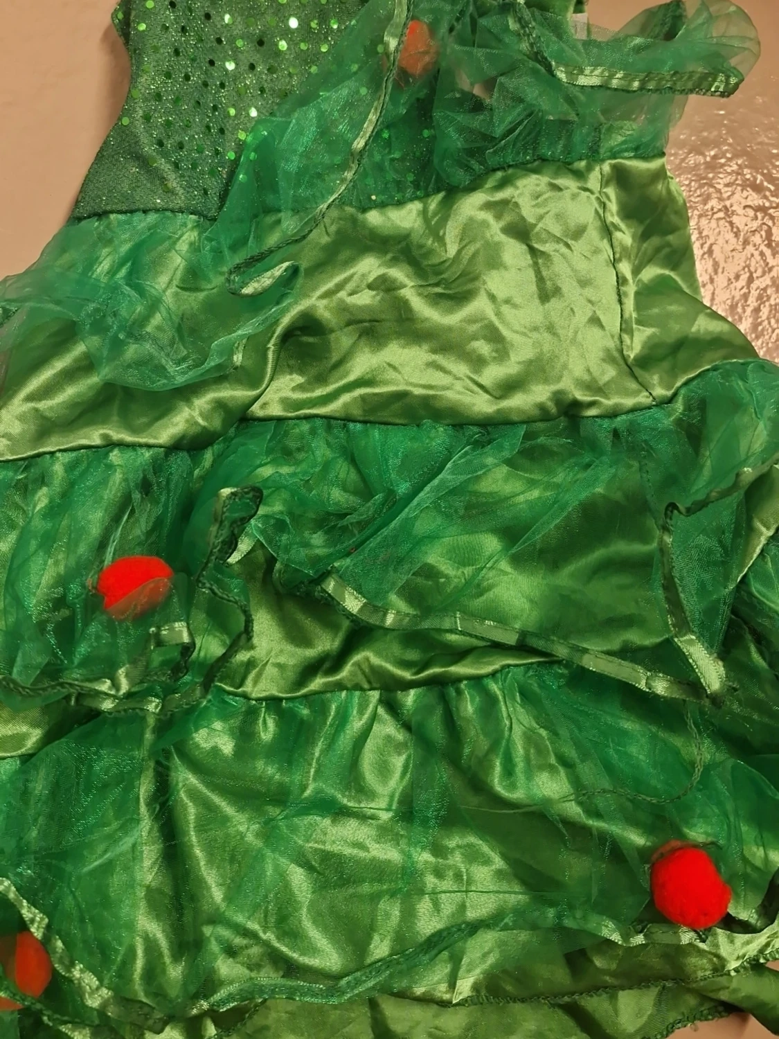 Grön julklänning med volanger